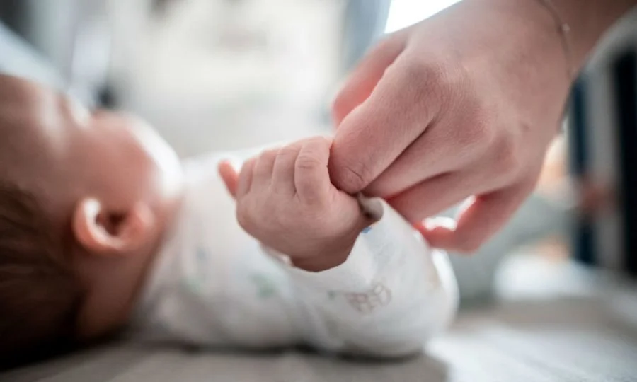 Tirana bëhet e vështirë për familjet e reja, lindjet ranë me 18 për qind në janar-mars